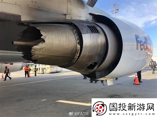 美國(guó)波音767飛機(jī)撞鳥(niǎo)后空中噴火