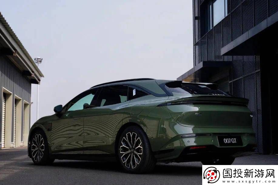 極氪007-GT綠色獵裝車亮相-純電新選擇續(xù)航高達(dá)825公里