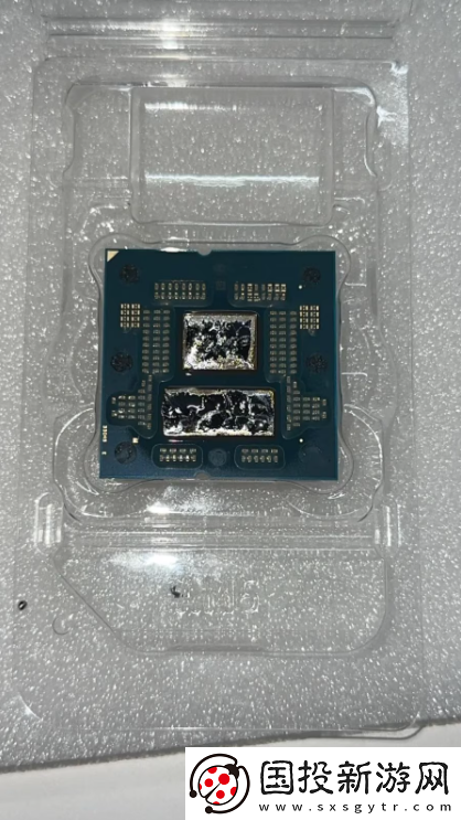 網(wǎng)友用熨斗+細(xì)線撬開(kāi)9950X3D散熱蓋！真大力出奇跡!