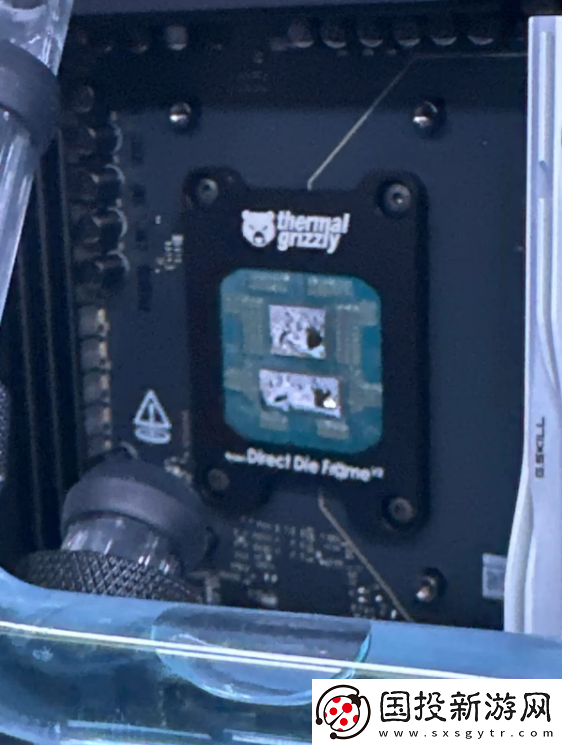 網(wǎng)友用熨斗+細(xì)線撬開(kāi)9950X3D散熱蓋！真大力出奇跡!